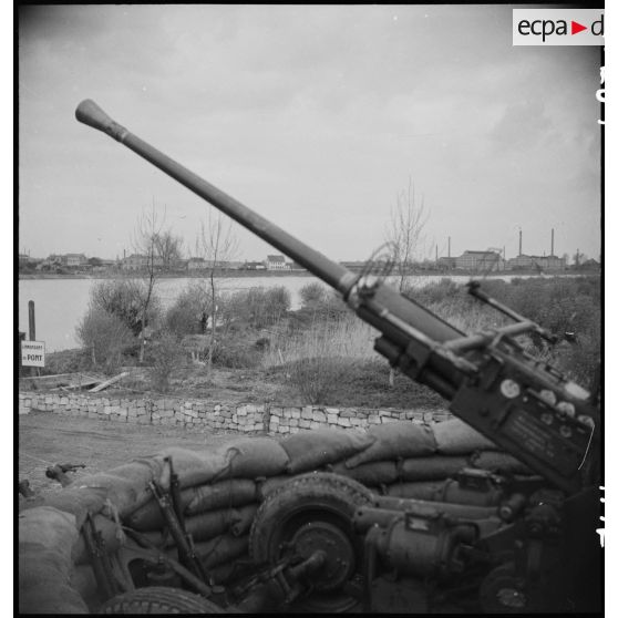 Défense anti-aérienne française sur les bords du Rhin à Spire. [description provisoire]