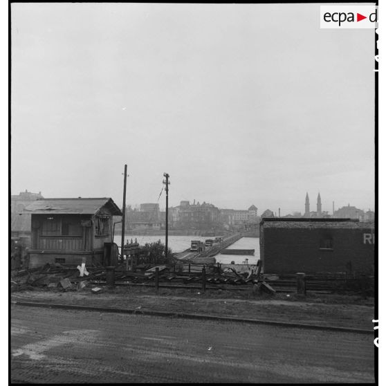 Pont flottant américain à Mannheim. [description provisoire]