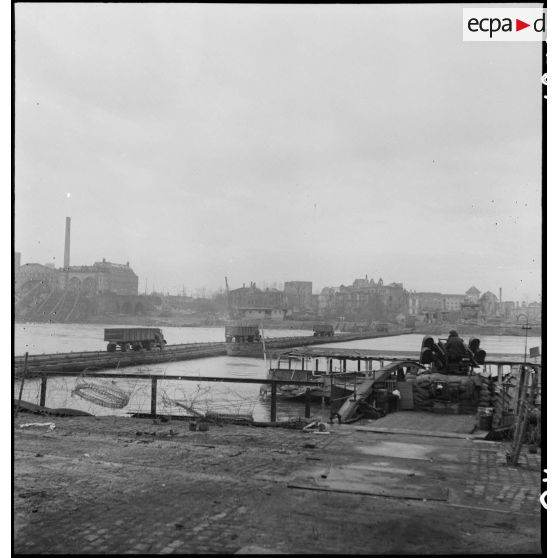 Pont flottant de heavy ponton construit sur le Rhin par les Américains à Mannheim. [description provisoire]