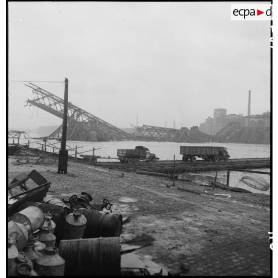 Pont flottant de heavy ponton construit sur le Rhin par les Américains à Mannheim. [description provisoire]