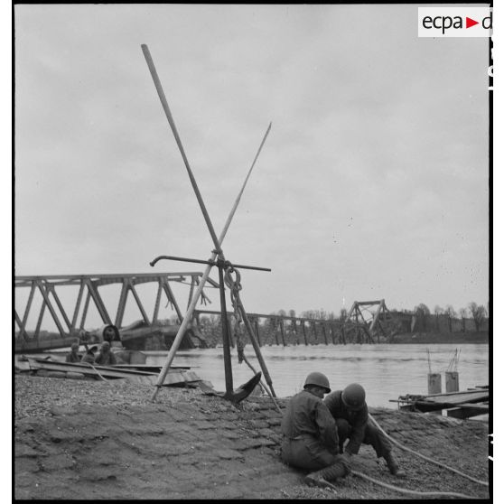 Sapeurs de la 1re armée sur une berge du Rhin à Spire. [description provisoire]