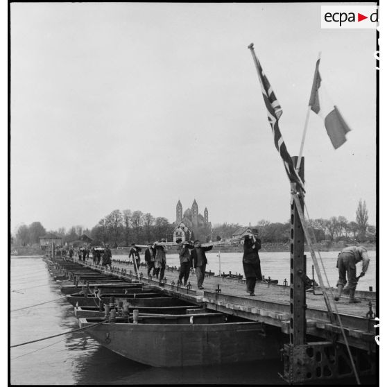 Main-d'oeuvre allemande sur le pont flottant de Spire. [description provisoire]