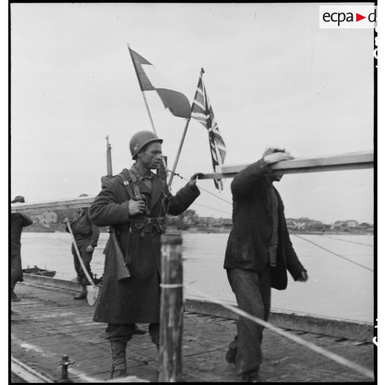 Main-d'oeuvre allemande sur le pont flottant de Spire. [description provisoire]