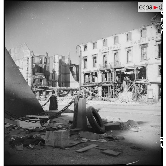 Karlsruhe en ruine. [description provisoire]