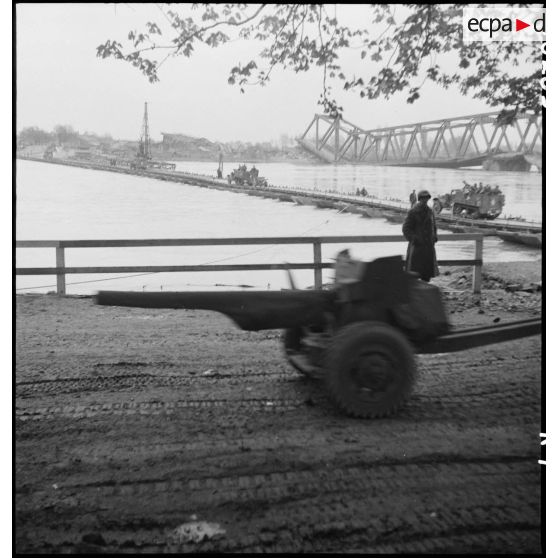 Convoi de véhicules légers de la 1re DB sur le pont flottant de Spire. [description provisoire]