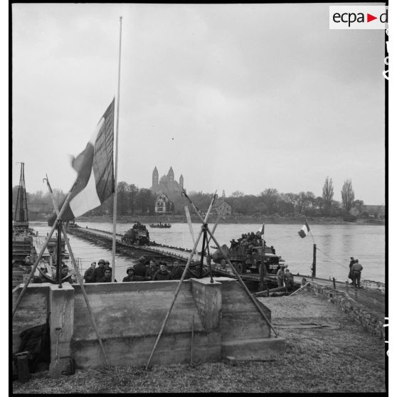 Pont flottant construit à Spire par le 101e RG. [description provisoire]