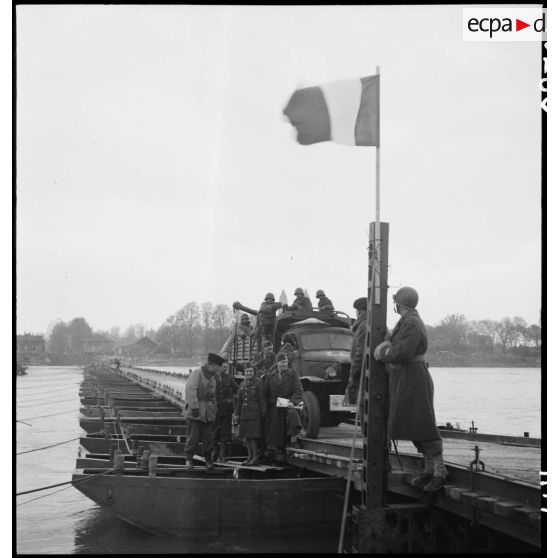 Pont flottant sur le Rhin à Spire. [description provisoire]