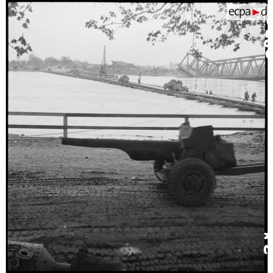 Convoi de véhicules légers de la 1re DB sur le pont flottant de Spire. [description provisoire]