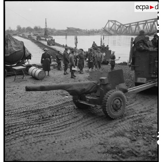 Convoi de véhicules légers de la 1re DB sur le pont flottant de Spire. [description provisoire]