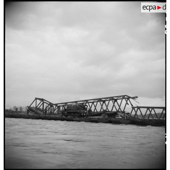 Pont flottant de heavy ponton sur le Rhin à Spire. [description provisoire]