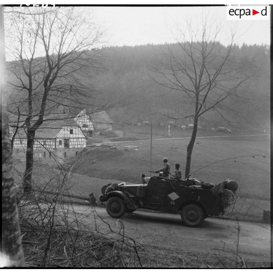 Scout-car progressant sur les contreforts de la Forêt-Noire, en direction de Baden-Baden. [description provisoire]