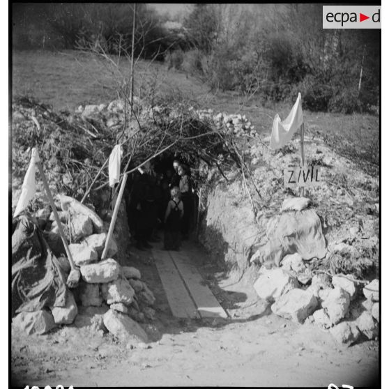 Civils allemands réfugiés dans un abri souterrain. [description provisoire]
