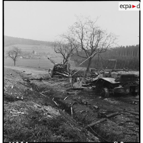 Epaves d'un canon antichars allemand attelé à un véhicule allié. [description provisoire]