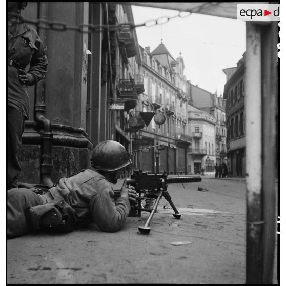 Soldat de la 1re Armée posté dans une rue de Baden-Baden. [description provisoire]