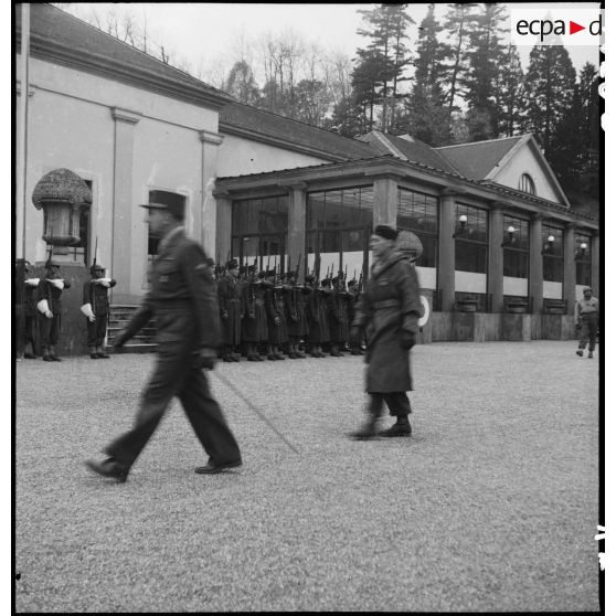 Cérémonie militaire à Baden-Baden en présence du général de Lattre de Tassigny. [description provisoire]