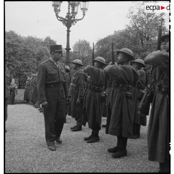 Cérémonie militaire à Baden-Baden en présence du général de Lattre de Tassigny. [description provisoire]