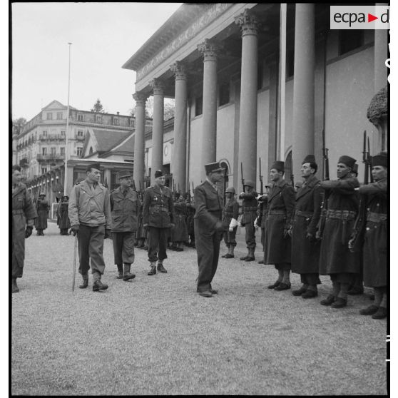 Cérémonie militaire à Baden-Baden en présence du général de Lattre de Tassigny. [description provisoire]