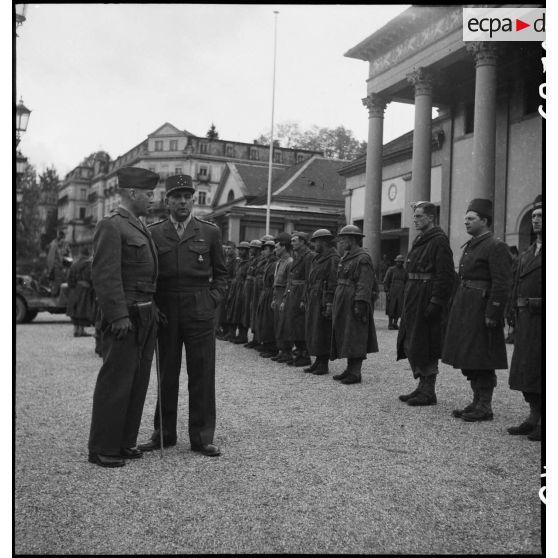 Cérémonie militaire à Baden-Baden en présence du général de Lattre de Tassigny. [description provisoire]