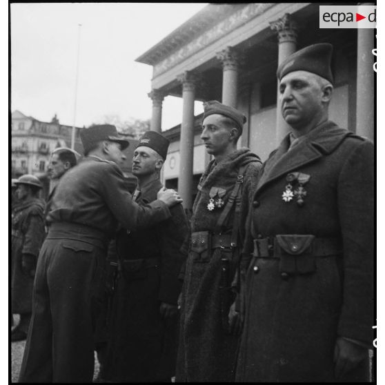 Cérémonie militaire à Baden-Baden en présence du général de Lattre de Tassigny. [description provisoire]
