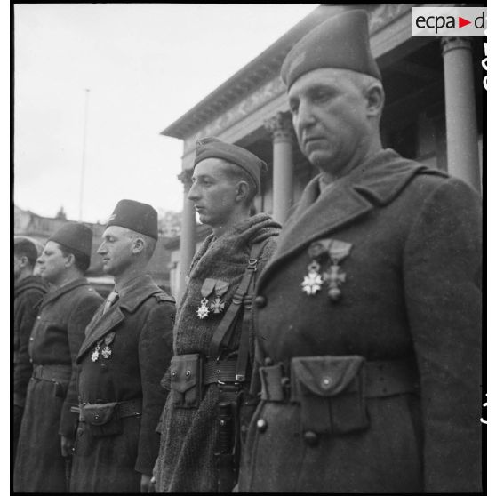Cérémonie militaire à Baden-Baden en présence du général de Lattre de Tassigny. [description provisoire]