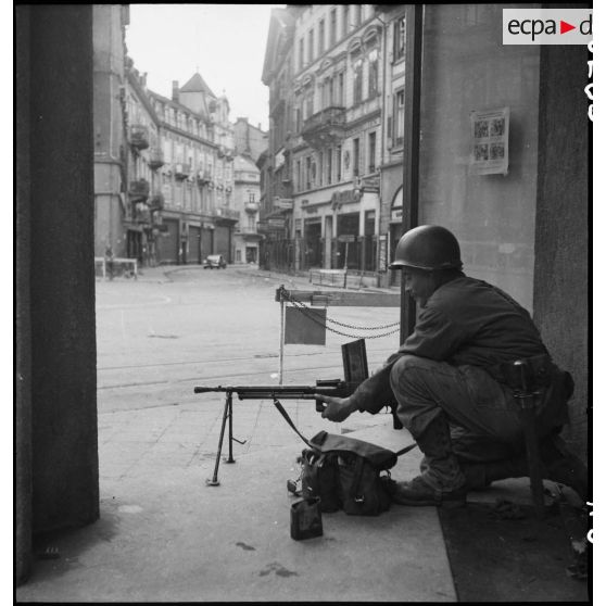 Soldat de la 1re Armée posté dans une rue de Baden-Baden. [description provisoire]