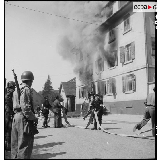 Incendie dans un bâtiment aux environs de Vaihingen. [description provisoire]