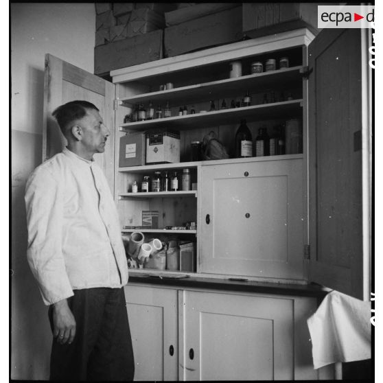 Un prisonnier infirmier présente l'armoire à pharmacie des Infirmerie de la prison de Vaihingen. [description provisoire]