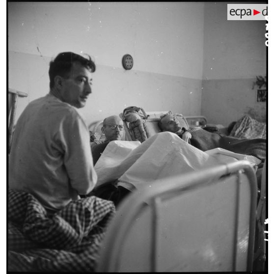 Prisonniers récemment libérés dans les chambrées de l'infirmerie du château de Vaihingen. [description provisoire]