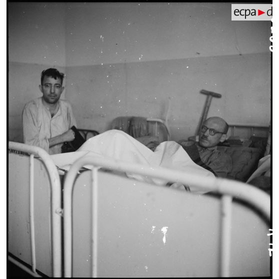 Prisonniers récemment libérés dans les chambrées de l'infirmerie du château de Vaihingen. [description provisoire]