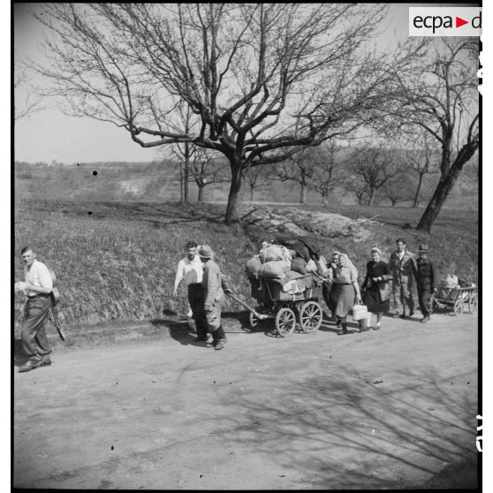 Population allemande fuyant devant les combats et l'avancée des Alliés dans les environs de Vaihingen. [description provisoire]
