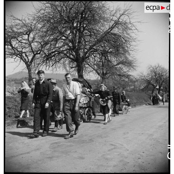 Population allemande fuyant devant les combats et l'avancée des Alliés dans les environs de Vaihingen. [description provisoire]