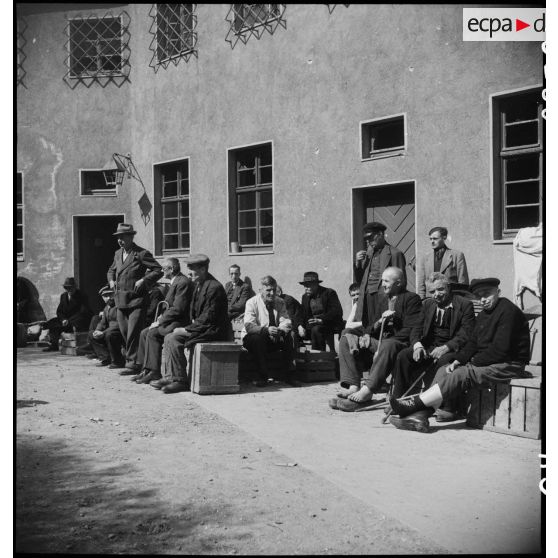 Prisonniers récemment libérés au château de Vaihingen. [description provisoire]