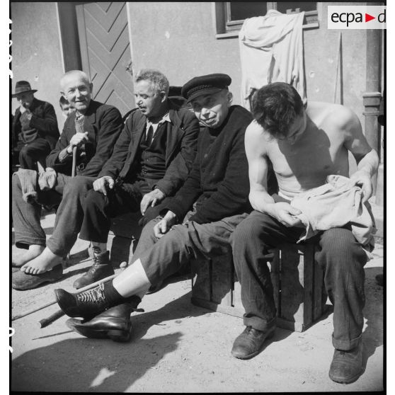 Prisonniers récemment libérés au château de Vaihingen. [description provisoire]