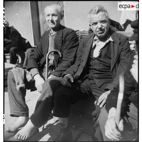 Prisonniers récemment libérés au château de Vaihingen. [description provisoire]