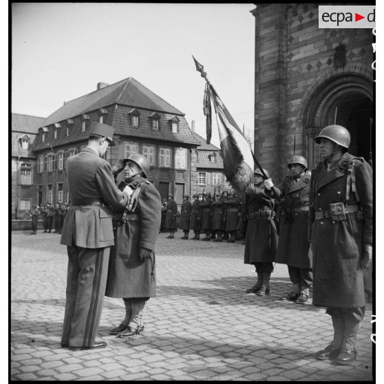 Remise de décorations par le général de Gaulle à Spire. [description provisoire]