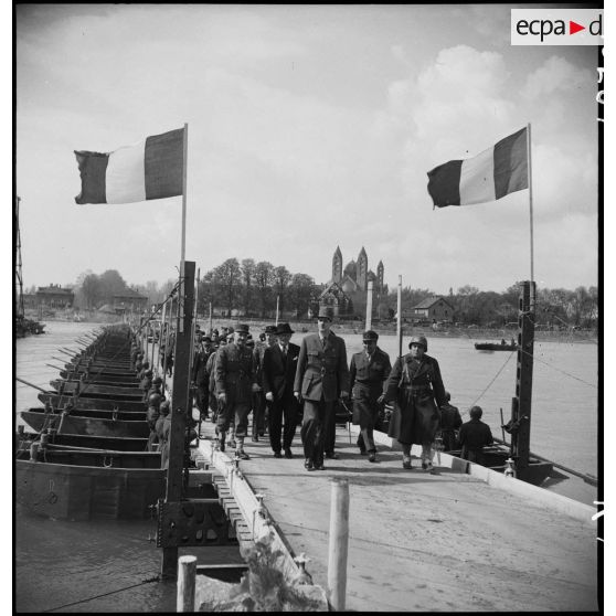 Les autorités civiles et militaires franchissent  le pont sur le Rhin à Spire. [description provisoire]