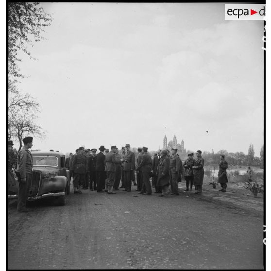 Les autorités civiles et militaires franchissent  le pont sur le Rhin à Spire. [description provisoire]