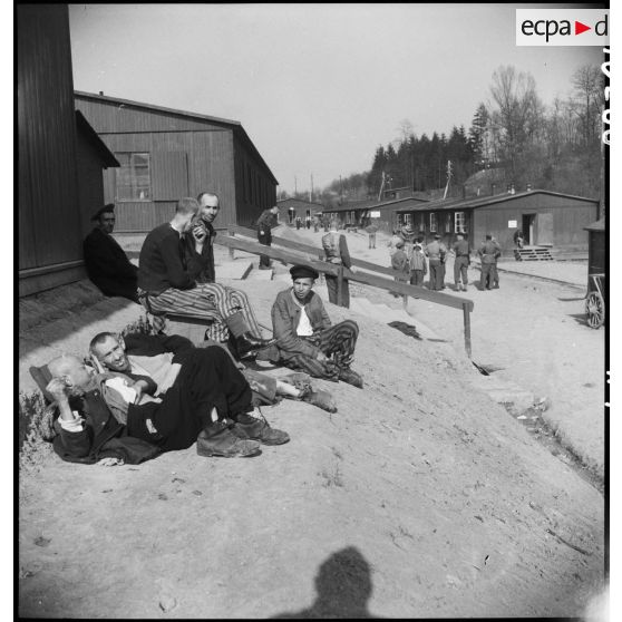 Déportés rescapés près des baraquements du camp de Vaihingen libéré. [description provisoire]