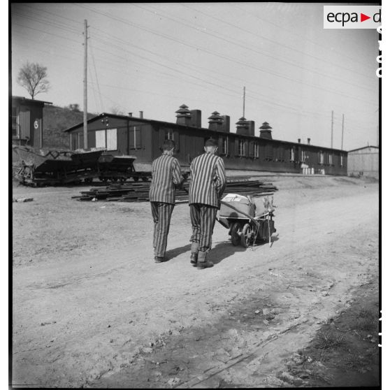 Déportés rescapés dans le camp de Vaihingen libéré. [description provisoire]