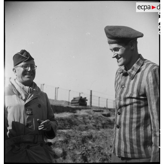 Discussion entre un commandant français et un déporté libéré du camp de Vaihingen. [description provisoire]