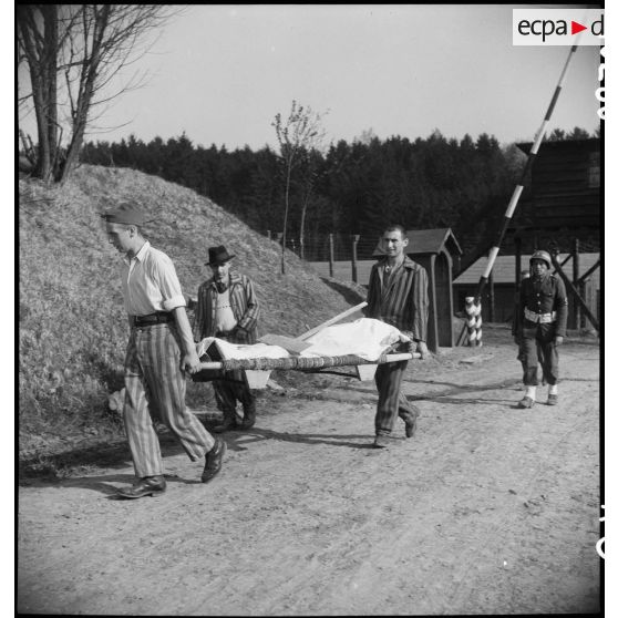 Les dépouilles des déportés décédés sont transportées pour être inhumées dans le camp de Vaihingen libéré. [description provisoire]