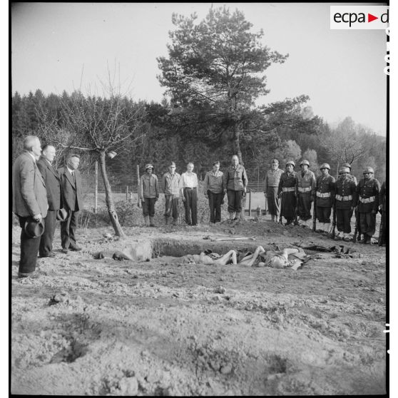 Les honneurs sont rendus par un détachement de la 3e division d'infanterie algérienne (3e DIA) devant une fosse commune dans le camp de Vaihingen. [description provisoire]