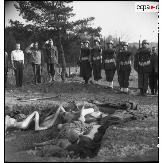Les honneurs sont rendus par un détachement de la 3e division d'infanterie algérienne (3e DIA) devant une fosse commune dans le camp de Vaihingen. [description provisoire]