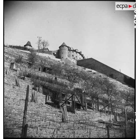 Vue en contre-plongée du château de Vaihingen, transformé en prison et situé à 2 km du camp éponyme. [description provisoire]