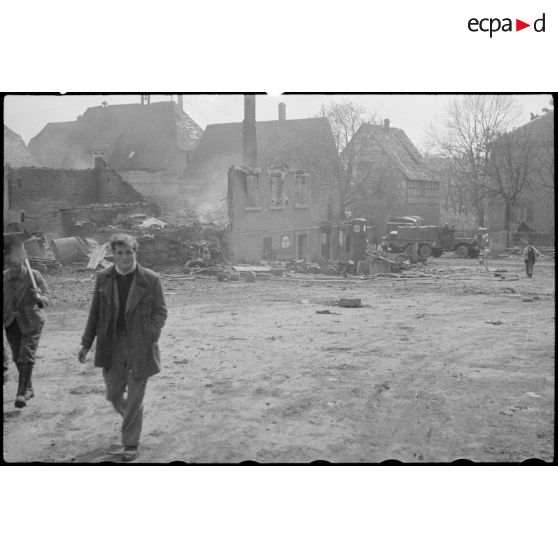 Bâtiment détruit dans une commune. [description provisoire]