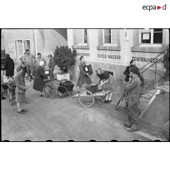 La population civile allemande remet ses postes de TSF aux troupes françaises. [description provisoire]