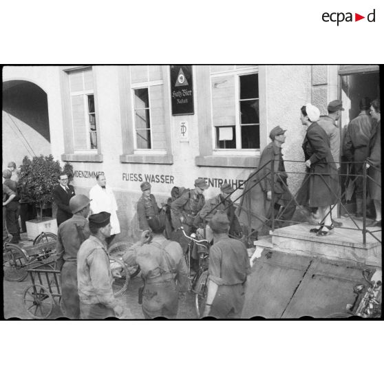 Prisonniers de guerre allemands se rendant à un poste de commandement français. [description provisoire]