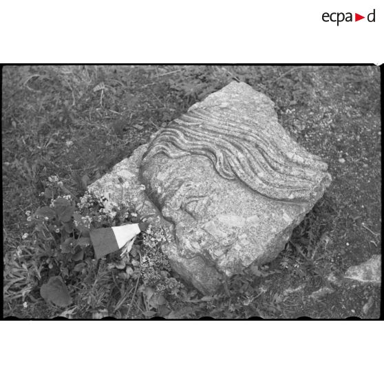 Fragment d'un bas-relief provenant d'un monument dédié au vicomte de Turenne et détruit par les Allemands en 1940 à Sasbach. [description provisoire]