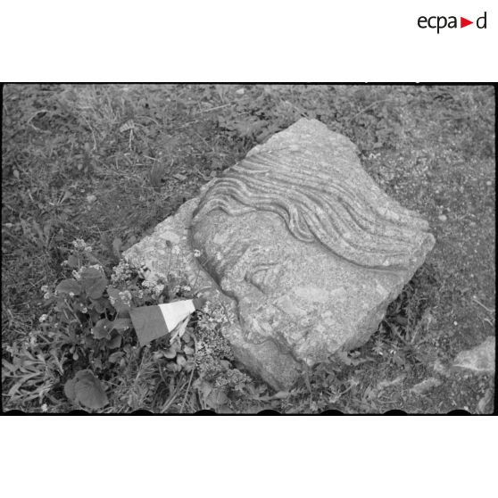 Fragment d'un bas-relief provenant d'un monument dédié au vicomte de Turenne et détruit par les Allemands en 1940 à Sasbach. [description provisoire]