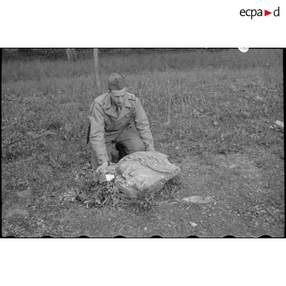Fragment d'un bas-relief provenant d'un monument dédié au vicomte de Turenne et détruit par les Allemands en 1940 à Sasbach. [description provisoire]